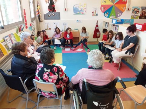 Activitat de lectura a la biblioteca de l'escola Bellpuig