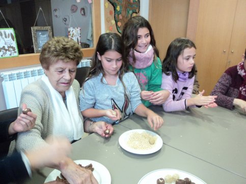 Taller de panellets a Santa Eugènia de Berga